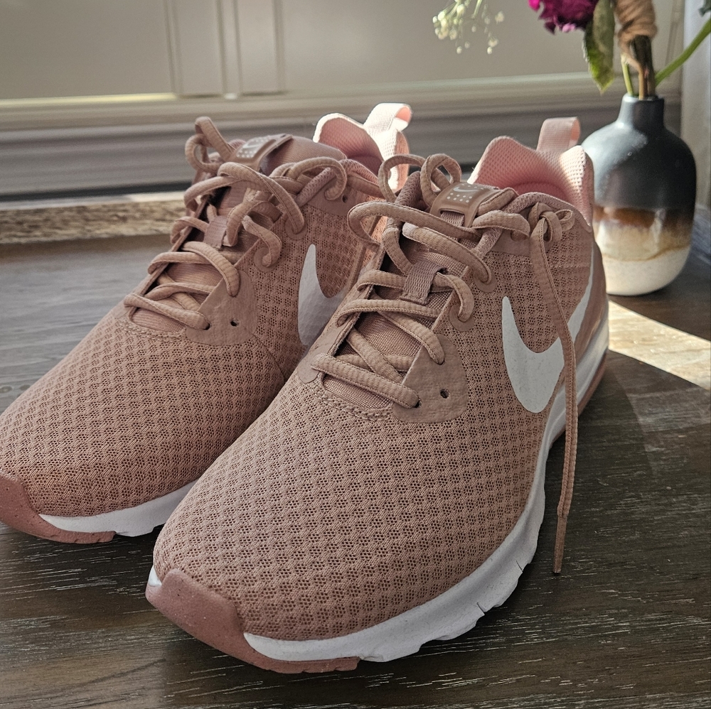 NIKE Air Max Motion